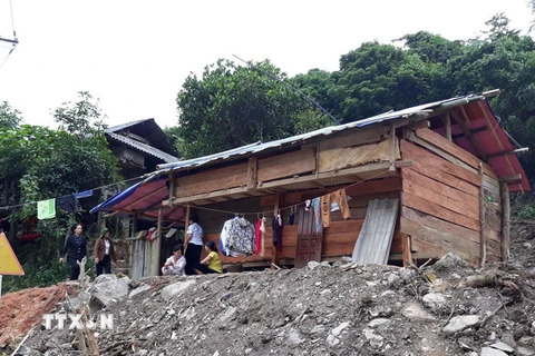 Nhà tạm được dựng cho các hộ bị mất nhà cửa tại Sơn La. (Ảnh: Nguyễn Chiến/TTXVN)