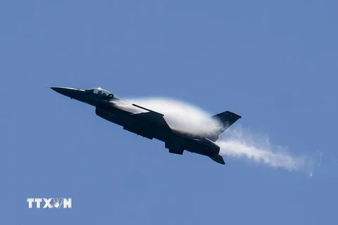 Máy bay chiến đấu F-16 trình diễn tại Triển lãm hàng không Breitling Huntington Beach ở Orange, California, Mỹ ngày 30/9. (Nguồn: THX/TTXVN)