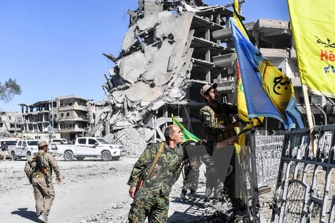 Lực lượng dân chủ Syria (SDF) do Mỹ hậu thuẫn sau khi giải phóng hoàn toàn thành phố Raqqa từ IS ngày 17/10. (Nguồn: AFP/TTXVN)