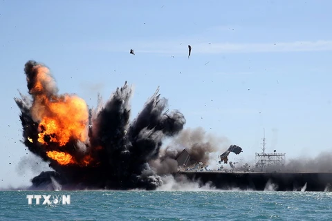 Một cuộc tập trận của quân đội Iran ở eo biển Hormuz, phía nam Iran ngày 25/2/2015. (Nguồn: AFP/TTXVN)