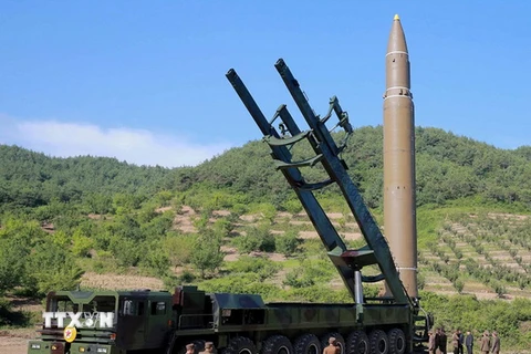 Tên lửa đạn đạo Hwasong-14 tại một địa điểm ở Triều Tiên. (Nguồn: AFP/ TTXVN)