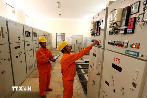 Công nhân Công ty Điện lực Quảng Trị vận hành cung cấp điện cho các phụ tải tại trạm biến áp 110kV Đông Hà. (Ảnh: Ngọc Hà/TTXVN)