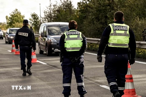 Cảnh sát Pháp kiểm tra an ninh tại khu vực Camphin-en-Pevele, miền bắc Pháp ngày 6/10. (Nguồn: AFP/TTXVN)