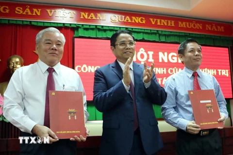 Đồng chí Phạm Minh Chính trao Quyết định cho đồng chí Nguyễn Văn Thể và đồng chí Phan Văn Sáu. (Ảnh: Trung Hiếu/TTXVN)