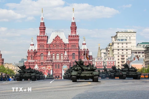 Lễ duyệt binh, diễu hành truyền thống mừng 71 năm Ngày Chiến thắng trong Chiến tranh Vệ quốc vĩ đại (9/5/1945-9/5/2016) tại Thủ đô Moskva, Liên bang Nga. (Ảnh: Tư liệu TTXVN)