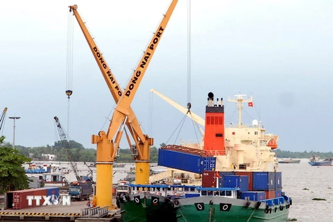 Bốc xếp hàng hóa tại cảng Long Bình Tân, Đồng Nai. (Ảnh: Danh Lam/TTXVN)