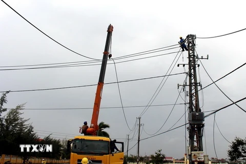 Công nhân điện lực Phú Yên khẩn trương khôi phục lại mạng lưới điện 220KV ở thành phố Tuy Hòa bị ngã đổ. (Ảnh: Thế Lập/TTXVN)