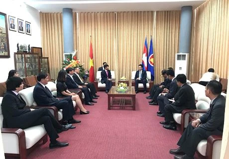 Đoàn Bộ Ngoại giao Việt Nam chúc mừng Quốc khánh Campuchia
