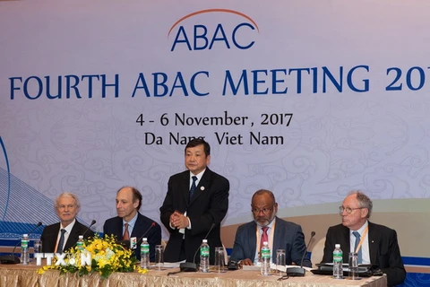 Ông Hoàng Văn Dũng, Chủ tịch ABAC 2017 (giữa), chủ trì buổi họp báo. Ảnh: TTXVN