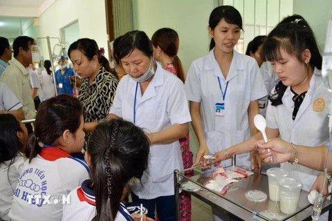 Các em học sinh bị ngộ độc được chăm sóc tại Trung tâm y tế. (Ảnh: Duy Khương/TTXVN)