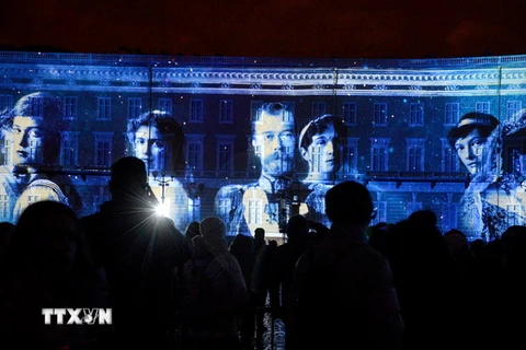 Màn trình diễn ánh sáng 3D tại quảng trường Dvortsovaya ở Saint Petersburg ngày 4/11. (Nguồn: AFP/TTXVN)
