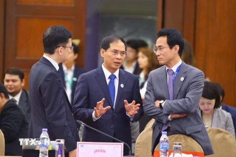 Thứ trưởng Thường trực Bộ Ngoại giao Bùi Thanh Sơn, Phó Chủ tịch Ủy ban Quốc gia APEC 2017, Chủ tịch Hội nghị các Quan chức Cao cấp (SOM) APEC 2017 (giữa) trao đổi với các đại biểu bên lề hội nghị. (Ảnh: TTXVN)