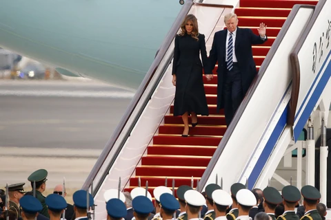 Tổng thống Mỹ Donald Trump (phải) và phu nhân Melania Trump tới Bắc Kinh ngày 8/11. (Nguồn: AFP/TTXVN)