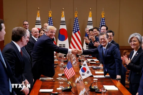 Tổng thống Hàn Quốc Moon Jae-In (thứ 3, phải) có cuộc hội đàm với Tổng thống Mỹ Donald Trump (thứ 4, trái) đang trong chuyến thăm Hàn Quốc. (Nguồn: AFP/TTXVN)