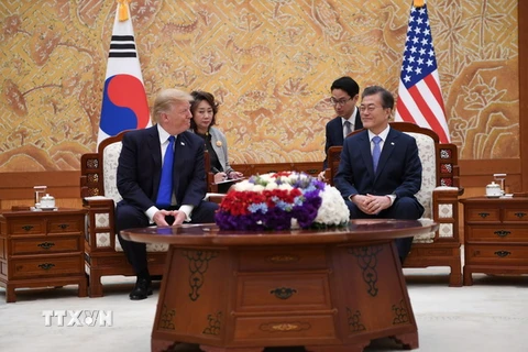 Tổng thống Moon Jae-in (phải) và Tổng thống Donald Trump tại Phủ Tổng thống Hàn Quốc. (Nguồn: AFP/TTXVN)
