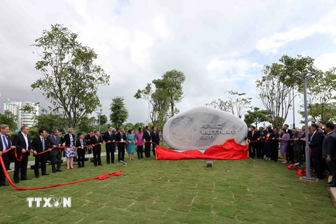 Các đại biểu thực hiện hiện nghi thức khai trương Công viên APEC. (Ảnh: TTXVN)