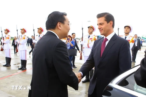 Đoàn lãnh đạo Cấp cao nền kinh tế Mexico do Tổng thống Enrique Peña Nieto dẫn đầu tham dự Tuần lễ Cấp cao APEC 2017, tại thành phố Đà Nẵng. Bộ trưởng Bộ Khoa học và Công nghệ Chu Ngọc Anh đón đoàn tại Sân bay Quốc tế Đà Nẵng sáng 9/11. (Ảnh: TTXVN)