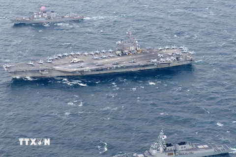 Tàu sân bay USS Ronald Reagan của Mỹ tham gia cuộc tập trận chung với quân đội Hàn Quốc tại khu vực cảng Busan, Hàn Quốc ngày 21/10. (Nguồn: Yonhap/TTXVN)