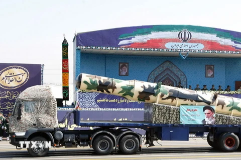 Tên lửa đạn đạo S-300 do Nga sản xuất được trưng bày tại lễ duyệt binh ở Tehran ngày 22/9. (AFP/ TTXVN)