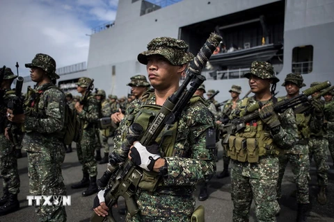 Binh sỹ Philippines làm nhiệm vụ tại khu vực Manila ngày 30/10. (Nguồn: AFP/TTXVN)
