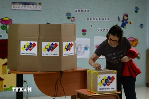 Cử tri Venezuela bỏ phiếu tại một điểm bầu cử ở Caracas ngày 15/10. (Nguồn: AFP/TTXVN)
