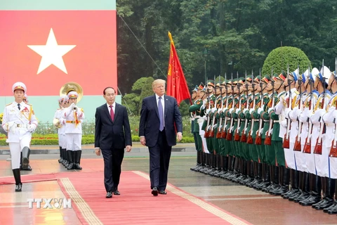 Chủ tịch nước Trần Đại Quang và Tổng thống Hoa Kỳ Donald Trump duyệt Đội danh dự Quân đội nhân dân Việt Nam tại Lễ đón chính thức. (Ảnh: Nhan Sáng/TTXVN)