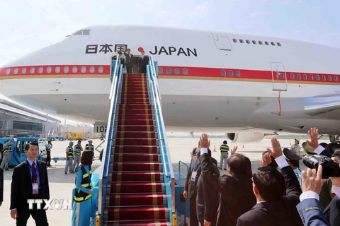 Sáng 12/11, tại Sân bay quốc tế Đà Nẵng diễn ra Lễ tiễn chính thức Thủ tướng Nhật Bản Shinzo Abe cùng đoàn đại biểu cấp cao tham dự Tuần lễ Cấp cao APEC 2017. (Ảnh: TTXVN)