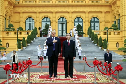 Chủ tịch nước Trần Đại Quang và Tổng thống Hoa Kỳ Donald Trump trên bục danh dự nghe Quân nhạc cử Quốc thiều hai nước. (Ảnh: Nhan Sáng/TTXVN)