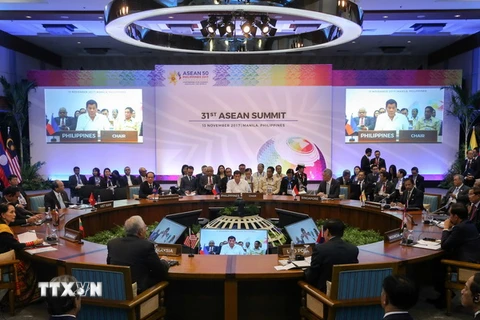 Thủ tướng Nguyễn Xuân Phúc (thứ 4, theo chiều kim đồng hồ) và lãnh đạo các nước ASEAN tại Lễ khai mạc Hội nghị cấp cao ASEAN ở Manila ngày 13/11. (Nguồn: AFP/TTXVN)