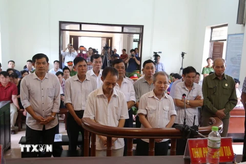 Các bị cáo trong phiên xét xử ngày 8/8. (Ảnh: Nguyễn Văn Cảnh/TTXVN)