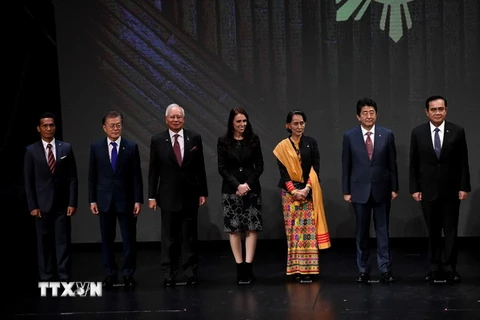Tổng thống Hàn Quốc Moon Jae-in (thứ 2, trái) chụp ảnh chung với các nhà lãnh đạo tại Hội nghị thượng đỉnh ASEAN và các đối tác cùng các hội nghị liên quan tại Manila, Philippines ngày 13/11. (Nguồn: AFP/TTXVN)