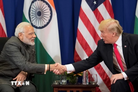 Thủ tướng Ấn Độ Narendra Modi (trái) và Tổng thống Mỹ Donald Trump (phải) đã có cuộc hội đàm song phương bên lề Hội nghị cấp cao ASEAN. (Nguồn: AFP/TTXVN)
