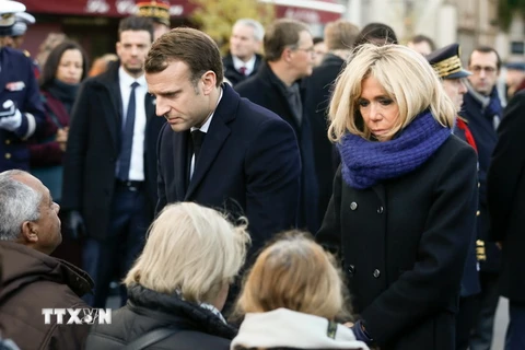 Tổng thống Pháp Emmanuel Macron (trái) và phu nhân tại lễ tưởng niệm. (Nguồn: AFP/TTXVN)