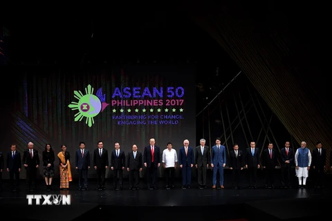 Tổng thống Mỹ Donald Trump (giữa) chụp ảnh chung với các nhà lãnh đạo tại Hội nghị thượng đỉnh ASEAN và các đối tác cùng các hội nghị liên quan tại Manila, Philippines ngày 13/11. (Nguồn: AFP/TTXVN)