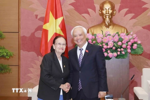 Phó Chủ tịch Quốc hội Uông Chu Lưu tiếp bà Ty Borasy, Chủ nhiệm Ủy ban đối ngoại hợp tác quốc tế truyền thông và thông tin của Thượng viện Campuchia. (Ảnh: Phương Hoa/TTXVN)