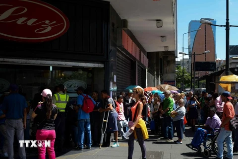 Người dân xếp hàng mua lương thực và đồ gia dụng tại siêu thị ở Caracas, Venezuela ngày 10/11. (Nguồn: AFP/TTXVN)