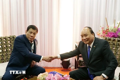 Thủ tướng Chính phủ Nguyễn Xuân Phúc gặp Tổng thống Philippines Rodrigo Duterte. (Ảnh: TTXVN)