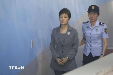 Cựu Tổng thống Hàn Quốc Park Geun-hye (trái) được áp giải tới Tòa án Quận trung tâm Seoul ngày 25/8. (Nguồn: The Straits Time/ TTXVN)