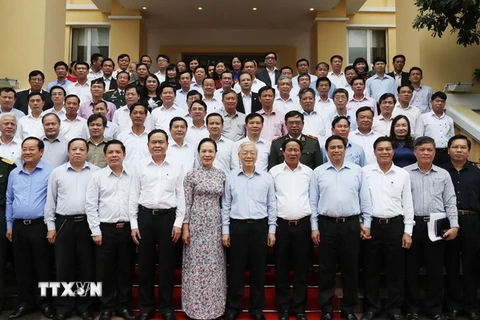 Tổng Bí thư Nguyễn Phú Trọng và các đại biểu chụp ảnh với Ban Thường vụ Thành ủy và lãnh đạo chủ chốt thành phố Hải Phòng. (Ảnh: Trí Dũng/TTXVN)