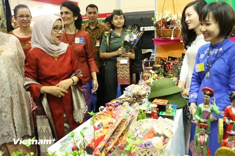 Bà Mufidah Jusuf Kalla, phu nhân của Phó Tổng thống Indonesia Jusuf Kalla, đã ghé thăm gian hàng của Đại sứ quán Việt Nam. (Ảnh: Đỗ Quyên/Vietnam+)
