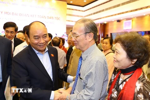 Thủ tướng Nguyễn Xuân Phúc với nhân dân phường Điện Biên. (Ảnh: Thống Nhất/TTXVN)