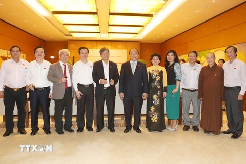Thủ tướng Nguyễn Xuân Phúc chụp ảnh lưu niệm với các đại biểu tại buổi gặp mặt. (Ảnh: Trọng Đức/TTXVN)