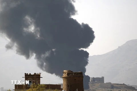 Khói bốc lên sau một vụ không kích của liên quân Arab do Saudi Arabia đứng đầu tại Sanaa, Yemen ngày 14/9. (Nguồn: AFP/TTXVN)