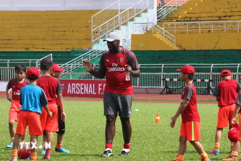 Cựu cầu thủ Arsenal Sol Campbell tập luyện cùng học viên các Câu lạc bộ bóng đá học đường. (Ảnh: Xuân Dự/TTXVN)