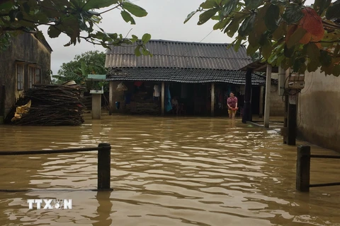Nhà dân ở xã Quảng Thọ bị ngập lụt. (Ảnh: Hồ Cầu/TTXVN)