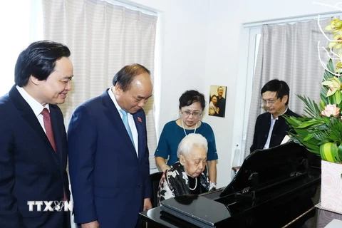 Thủ tướng Nguyễn Xuân Phúc tặng hoa và chúc mừng nghệ sỹ dương cầm Thái Thị Liên. (Ảnh: Thống Nhất/TTXVN)