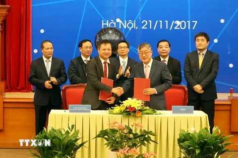 Phó Thủ tướng Vũ Đức Đam và Bộ trưởng Bộ Khoa học và Công nghệ Chu Ngọc Anh chứng kiến ký kết các văn kiện hợp tác tại Lễ khởi động dự án “Viện Khoa học và Công nghệ Việt Nam-Hàn Quốc.” (Ảnh: Anh Tuấn/TTXVN)
