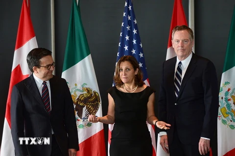 Ngoại trưởng Australia Chrystia Freeland, Ngoại trưởng Mexico Ildefonso Guajardo Villarreal và Đại diện thương mại Mỹ Robert Lighthizer tại vòng đàm phán ở Ottawa (Canada) ngày 27/9. (Nguồn: AP/TTXVN)