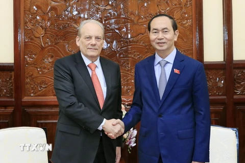 Chủ tịch nước Trần Đại Quang tiếp Ngài Carlos Irigaray, Đại sứ Đặc mệnh toàn quyền Cộng hoà Uruguay tại Việt Nam đến chào từ biệt. (Ảnh: Nhan Sáng/TTXVN)