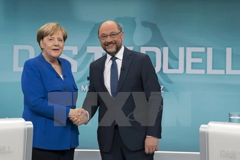 Thủ tướng Đức Angela Merkel (trái) và Chủ tịch đảng Dân chủ Xã hội (SPD) Martin Schulz. (Nguồn: EPA/TTXVN)